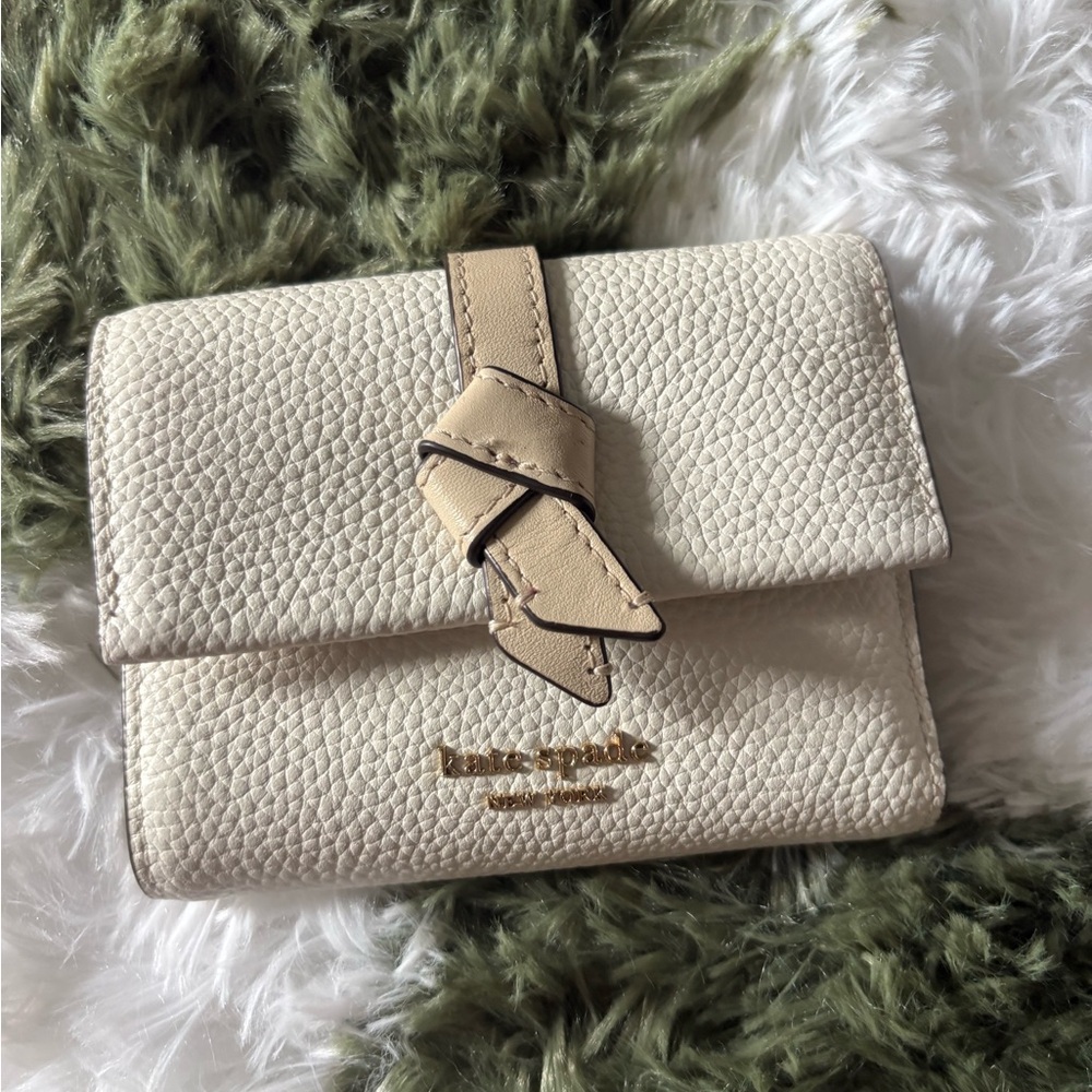 Kate spade Colorblocked Knott cream women’s small compact wallet